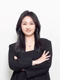 女人穿着黑色的衣服描述已自动生成